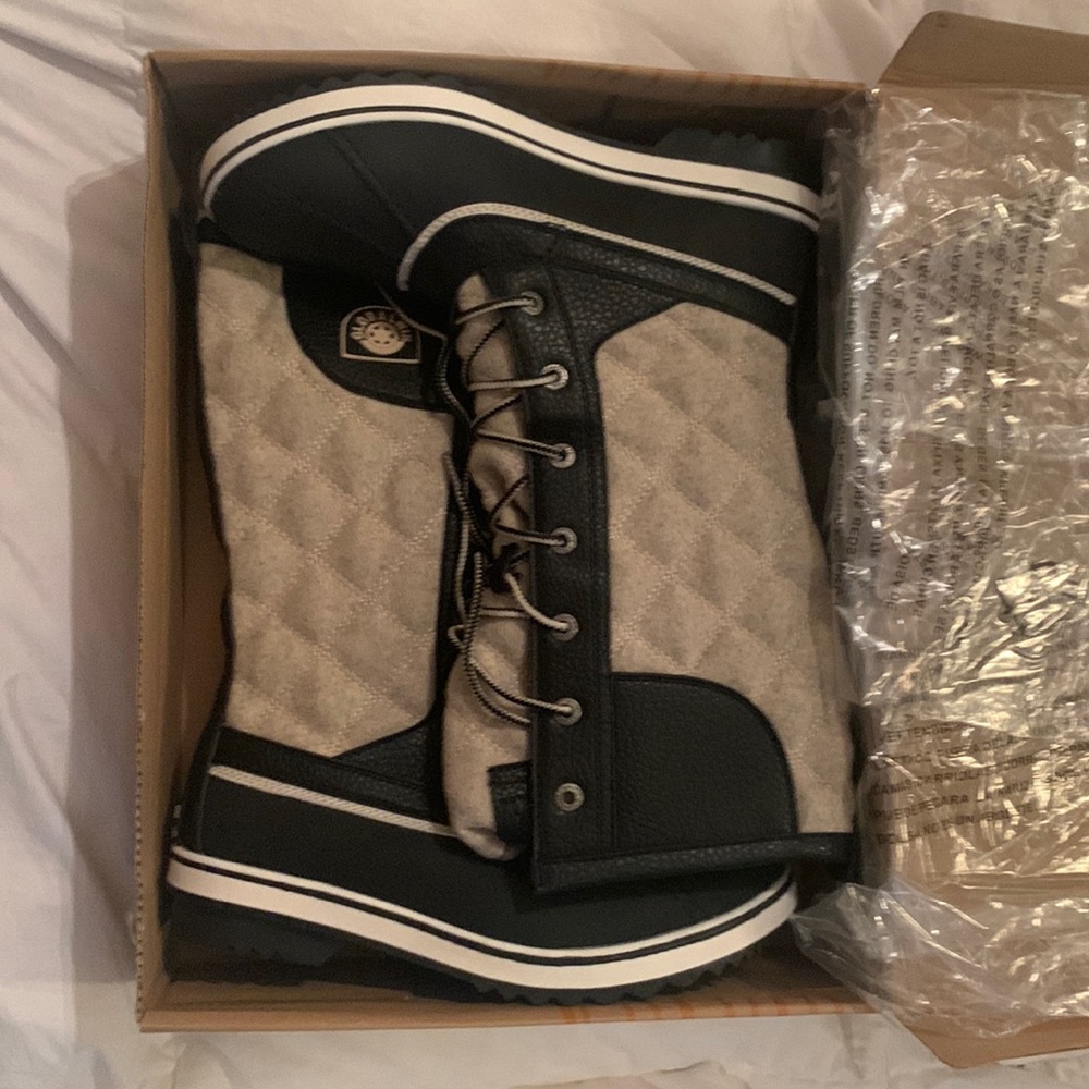 Globalwin Black being tan Camel Snow Boots Size 10 brand new never worn